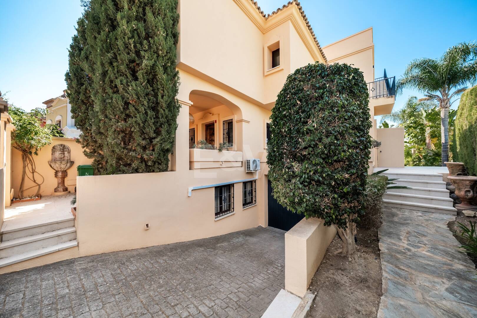 Elegant Semi-detached Villa i La Alzambra, nära Puerto Banus