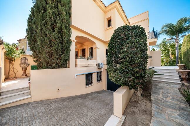 Elegant Semi-detached Villa i La Alzambra, nära Puerto Banus