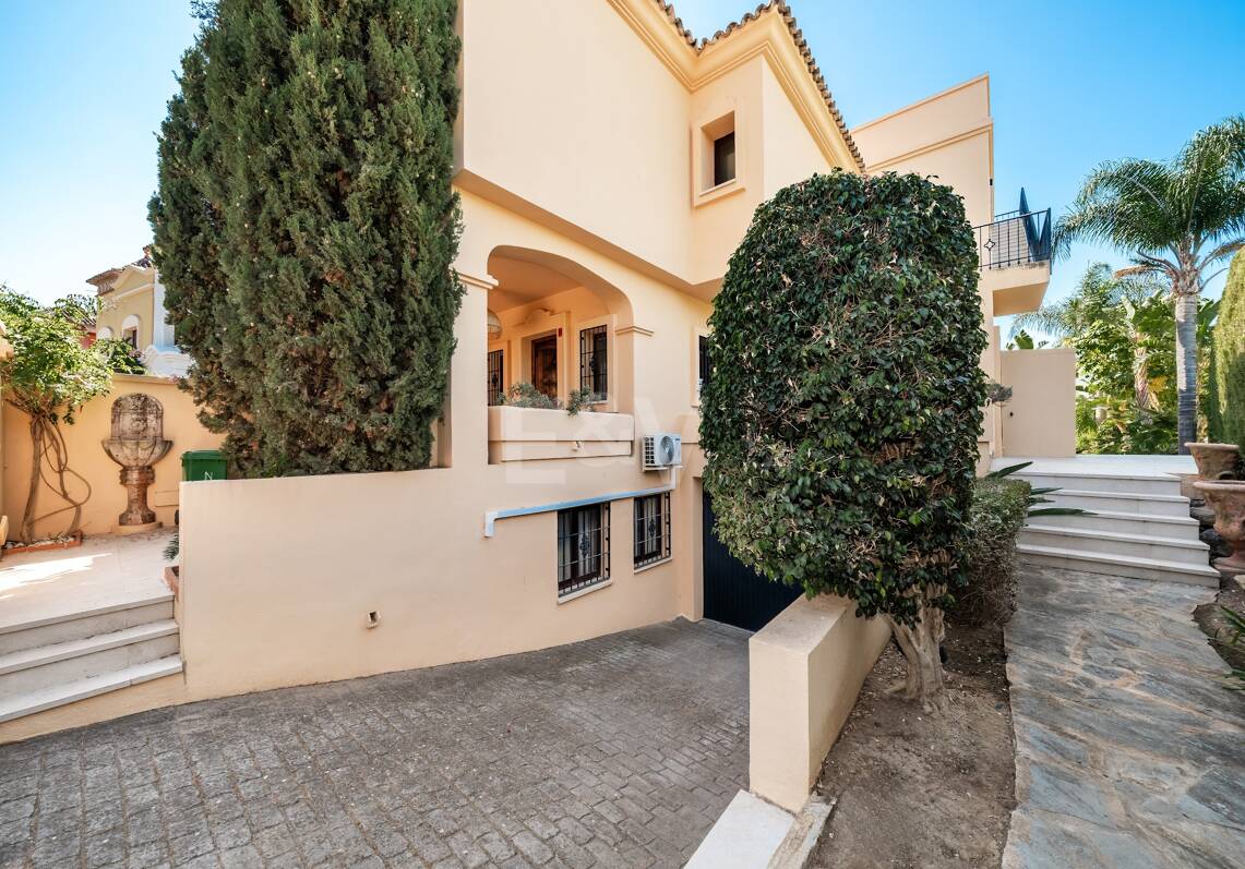 Elegant Semi-detached Villa i La Alzambra, nära Puerto Banus