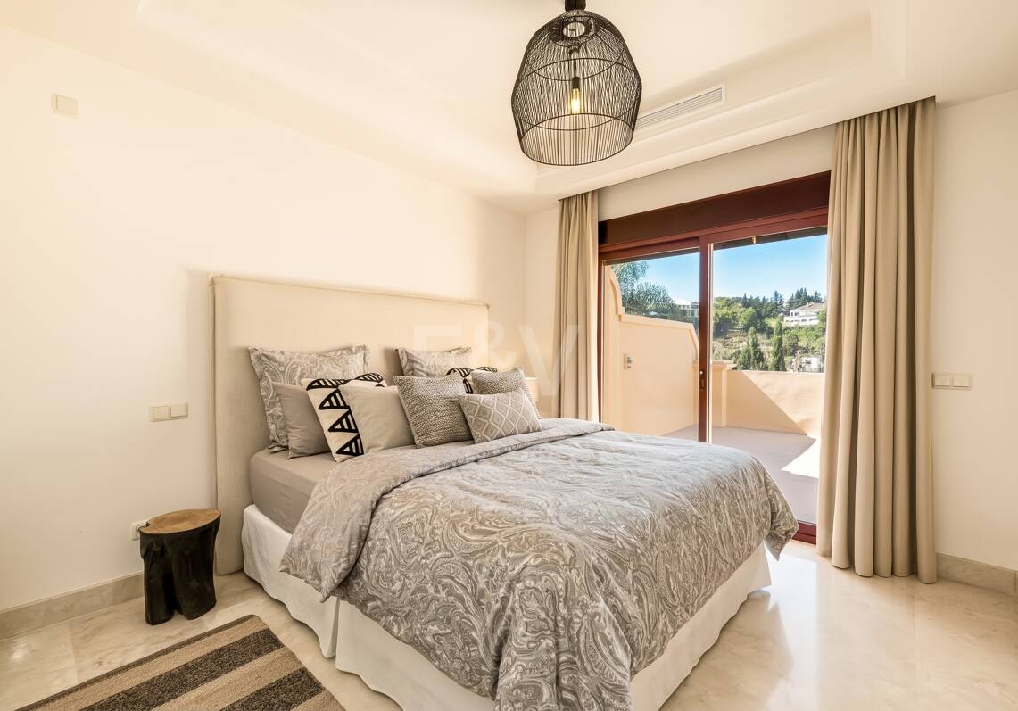Elegant Semi-detached Villa i La Alzambra, nära Puerto Banus