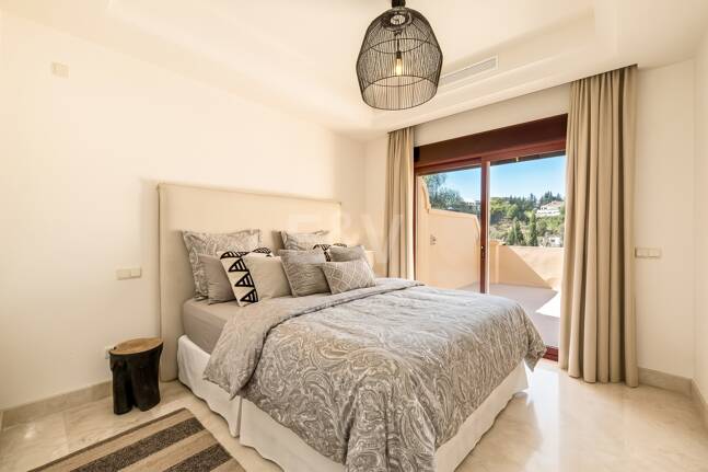 Elegant Semi-detached Villa i La Alzambra, nära Puerto Banus