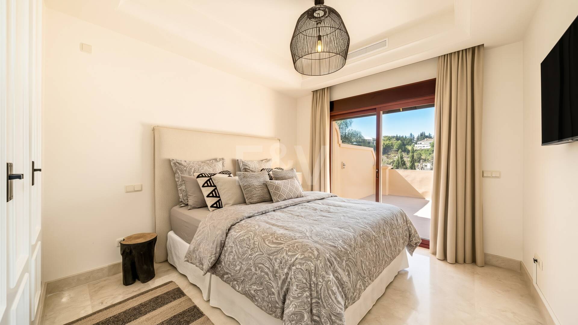 Elegant Semi-detached Villa i La Alzambra, nära Puerto Banus