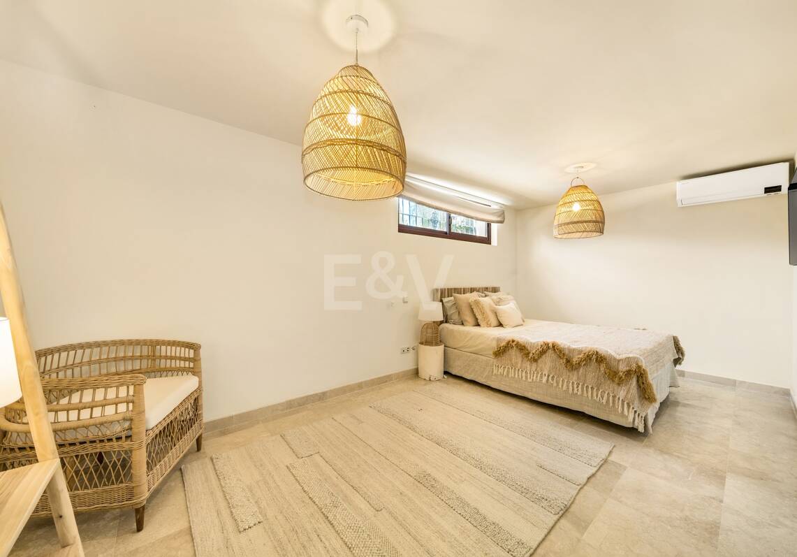 Elegant Semi-detached Villa i La Alzambra, nära Puerto Banus
