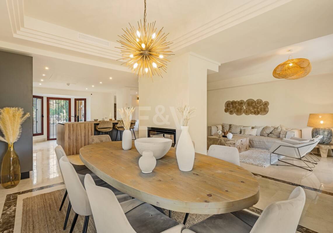Elegant Semi-detached Villa i La Alzambra, nära Puerto Banus