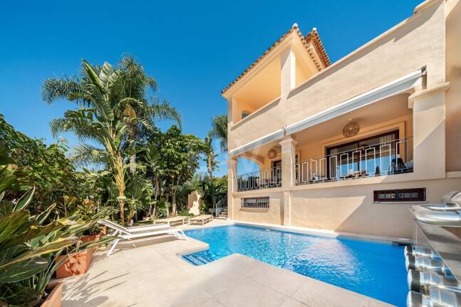 Elegant Semi-detached Villa i La Alzambra, nära Puerto Banus