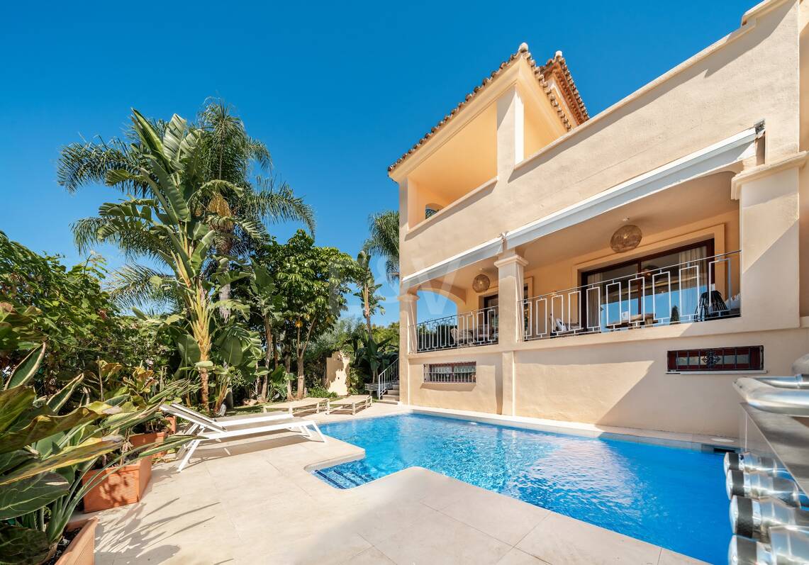 Elegant Semi-detached Villa i La Alzambra, nära Puerto Banus