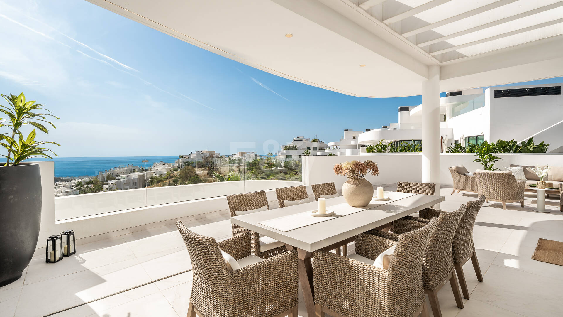 Elegante ático dúplex en Palo Alto Marbella con vistas panorámicas