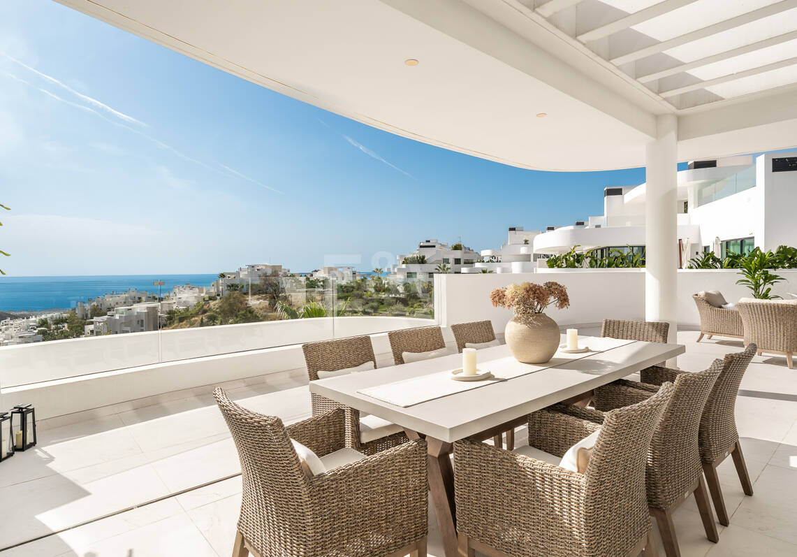 Elegante ático dúplex en Palo Alto Marbella con vistas panorámicas