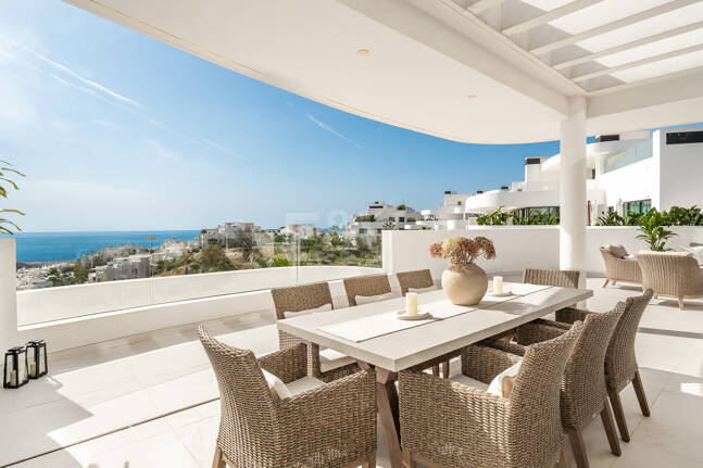 Elegante ático dúplex en Palo Alto Marbella con vistas panorámicas
