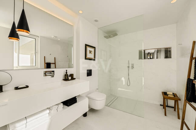 Elegante ático dúplex en Palo Alto Marbella con vistas panorámicas