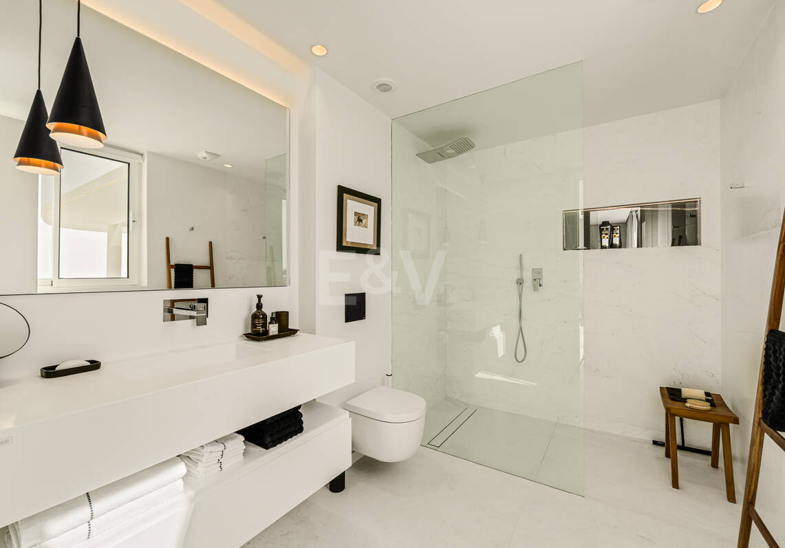 Elegante ático dúplex en Palo Alto Marbella con vistas panorámicas