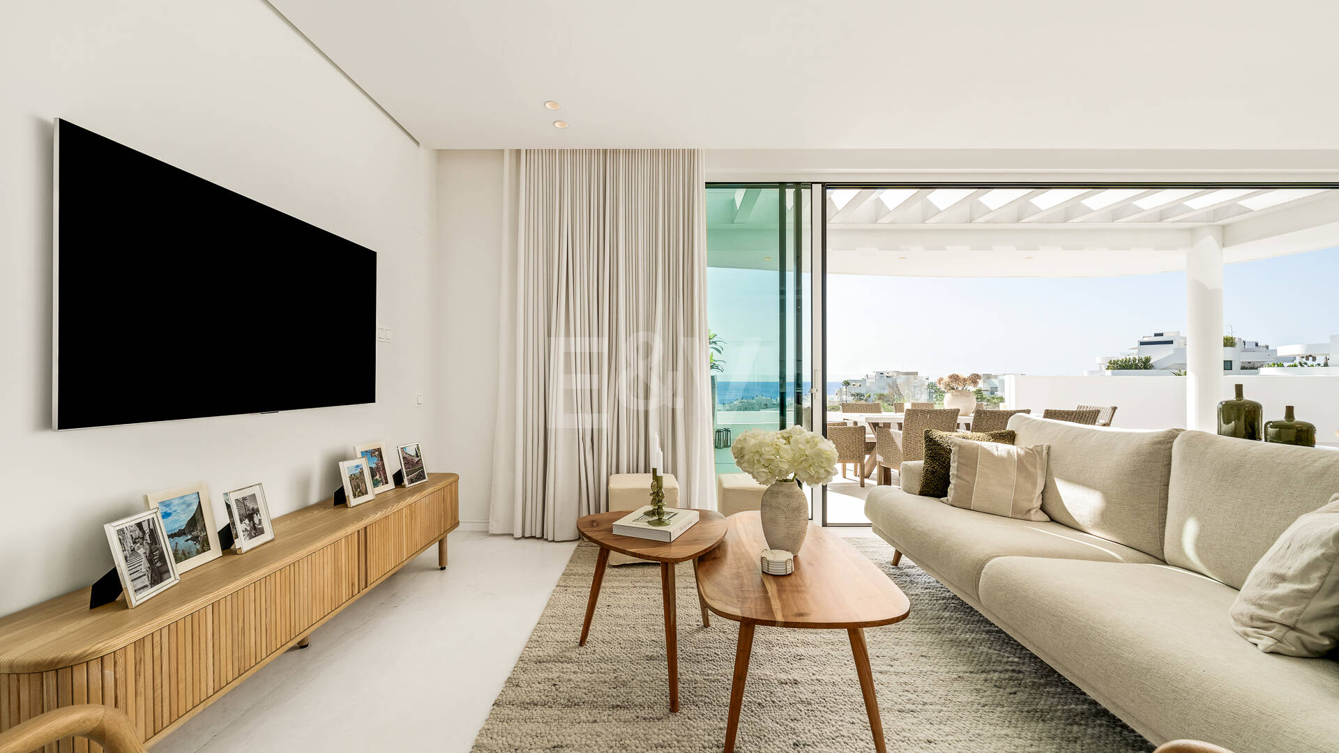 Elegante ático dúplex en Palo Alto Marbella con vistas panorámicas