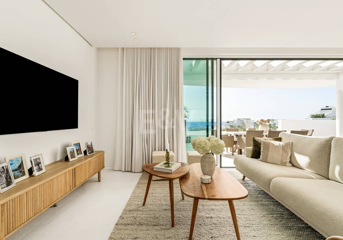 Elegante ático dúplex en Palo Alto Marbella con vistas panorámicas