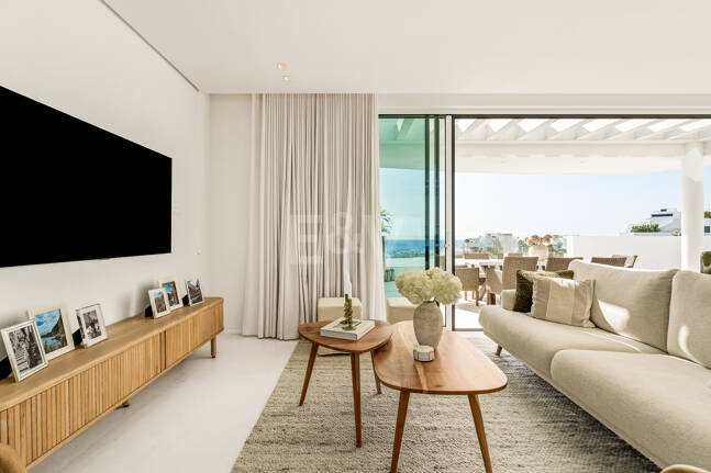 Elegante ático dúplex en Palo Alto Marbella con vistas panorámicas