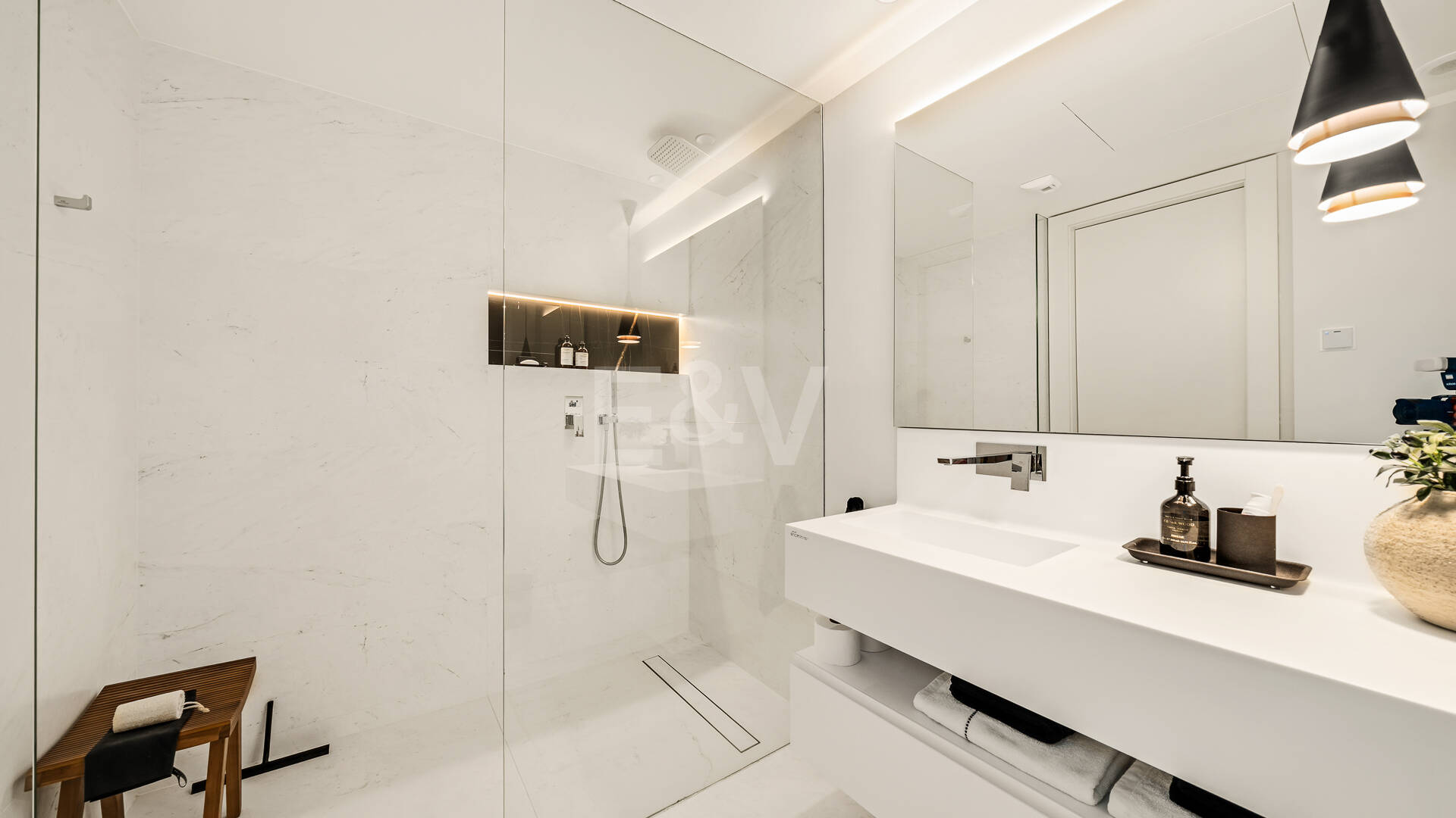 Elegante ático dúplex en Palo Alto Marbella con vistas panorámicas