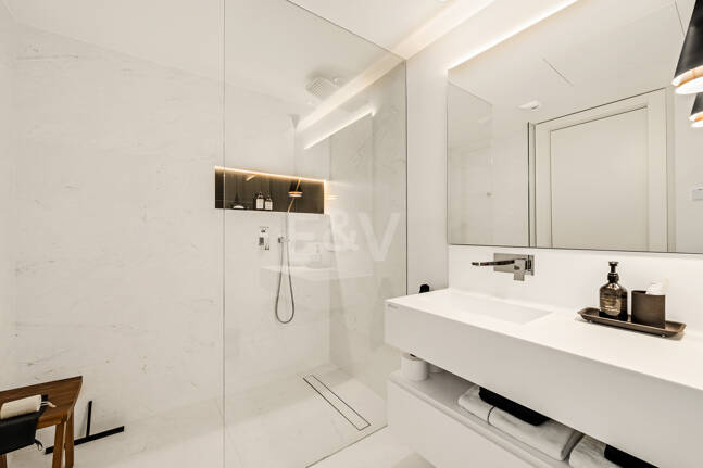 Elegante ático dúplex en Palo Alto Marbella con vistas panorámicas