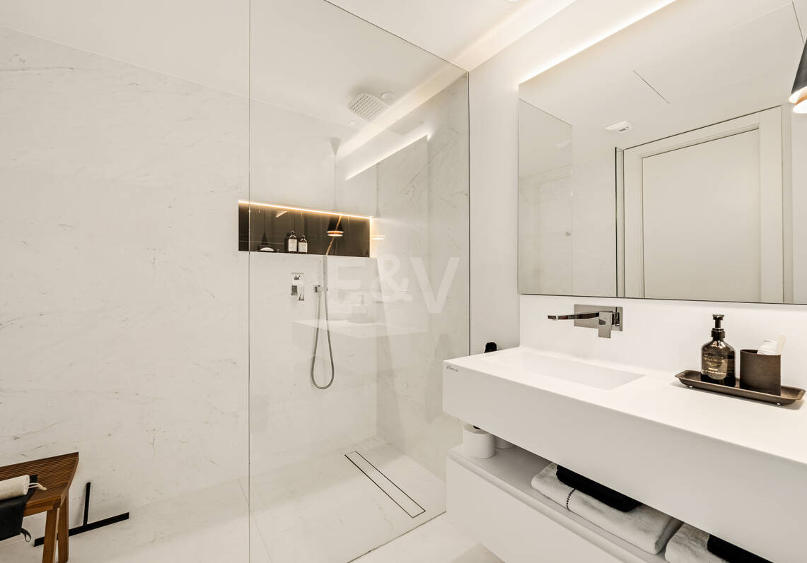 Elegante ático dúplex en Palo Alto Marbella con vistas panorámicas