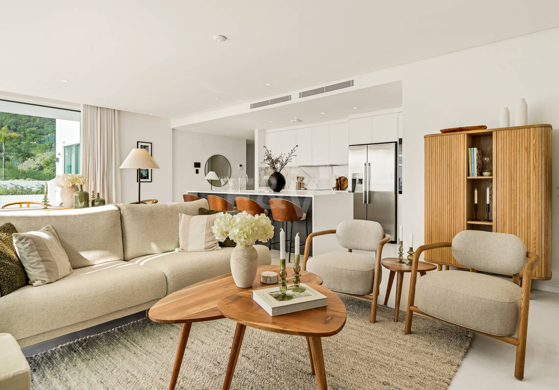 Elegante ático dúplex en Palo Alto Marbella con vistas panorámicas