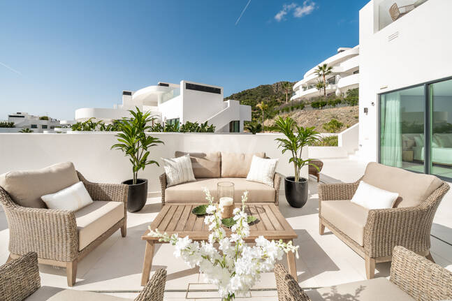 Elegante ático dúplex en Palo Alto Marbella con vistas panorámicas
