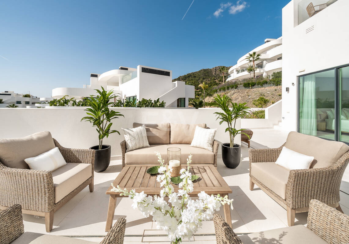 Elegante ático dúplex en Palo Alto Marbella con vistas panorámicas