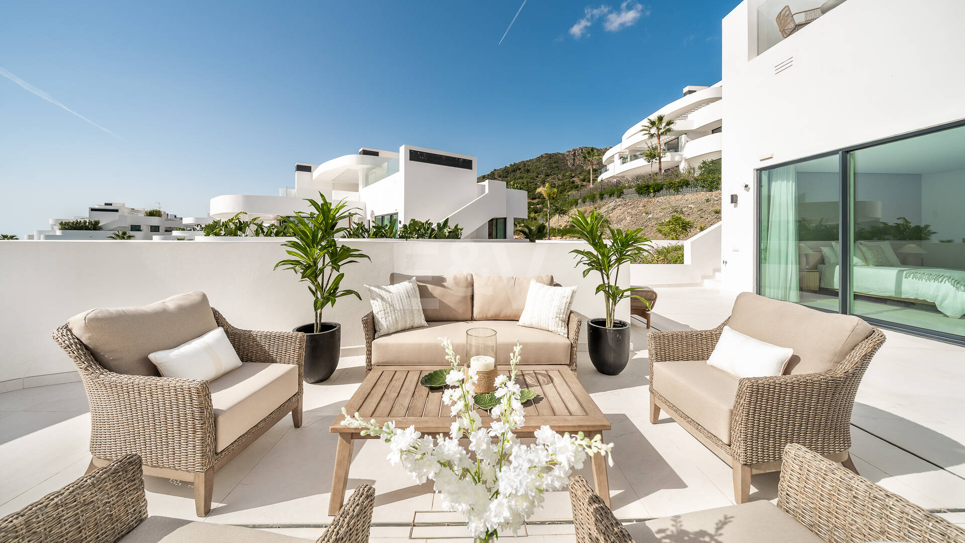 Elegante ático dúplex en Palo Alto Marbella con vistas panorámicas