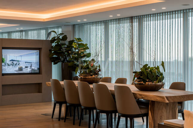 Elegante ático dúplex en Palo Alto Marbella con vistas panorámicas