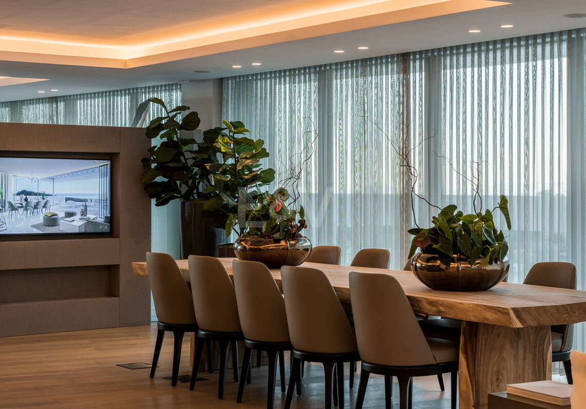 Elegante ático dúplex en Palo Alto Marbella con vistas panorámicas