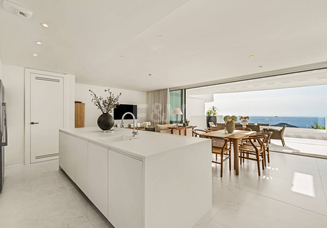 Elegante ático dúplex en Palo Alto Marbella con vistas panorámicas
