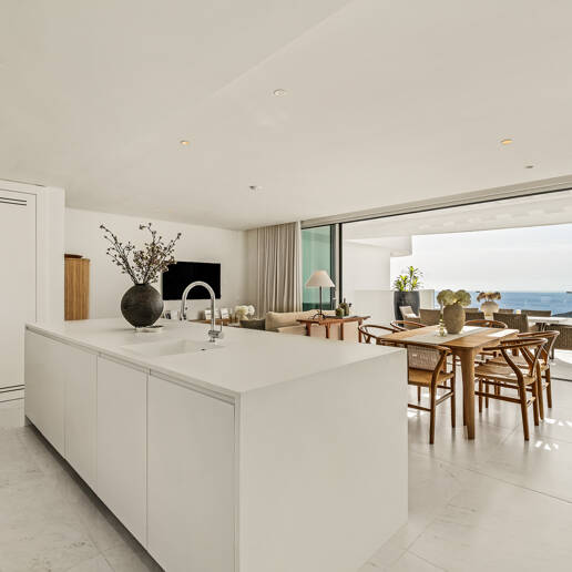 Elegante ático dúplex en Palo Alto Marbella con vistas panorámicas