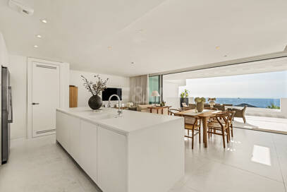 Elegante ático dúplex en Palo Alto Marbella con vistas panorámicas