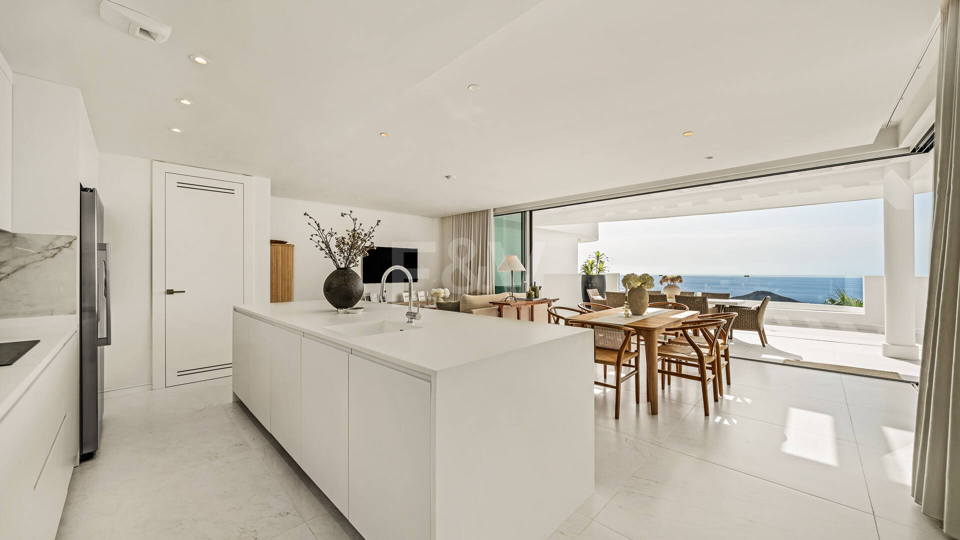 Elegante ático dúplex en Palo Alto Marbella con vistas panorámicas