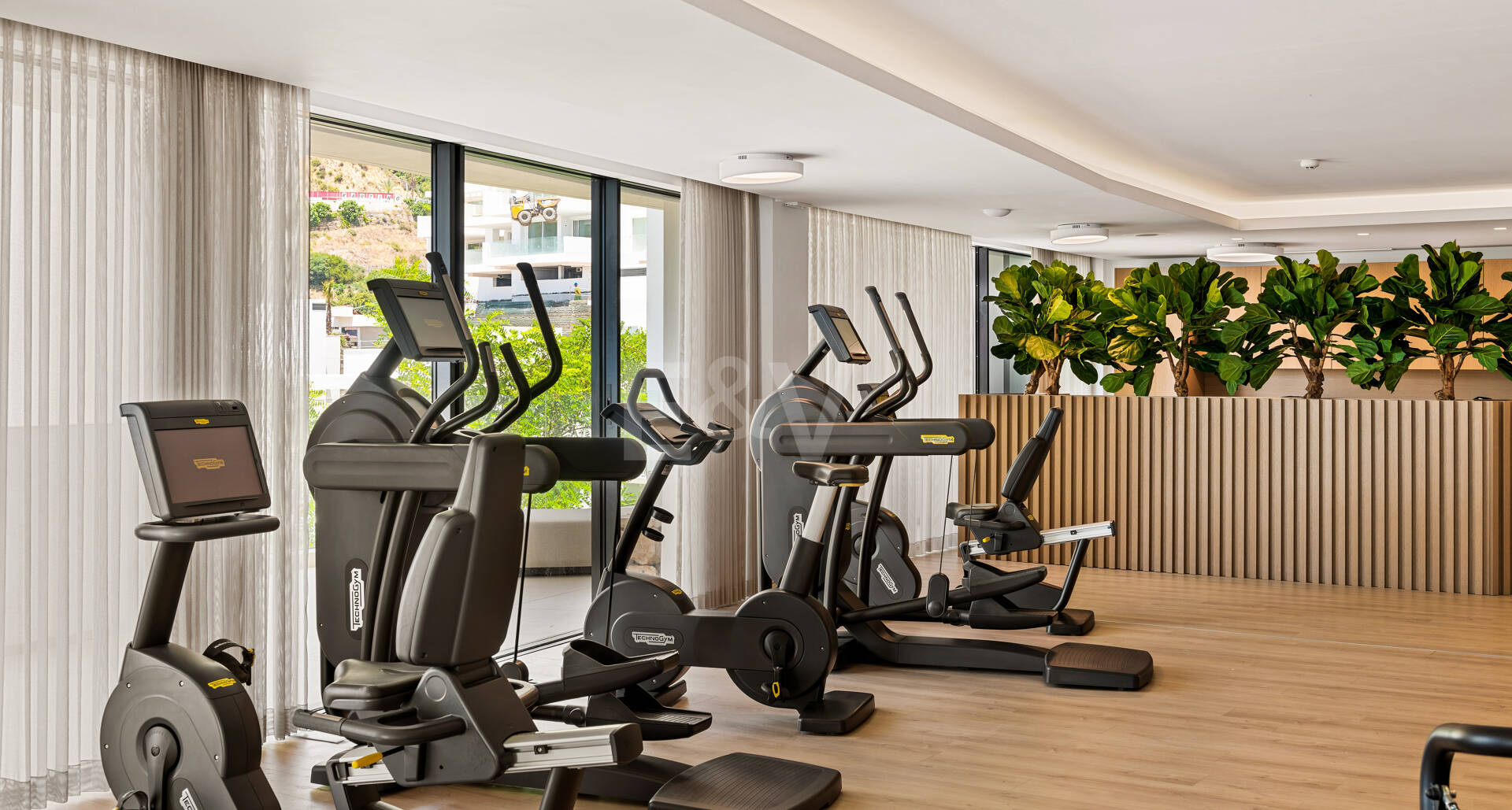 Elegante ático dúplex en Palo Alto Marbella con vistas panorámicas