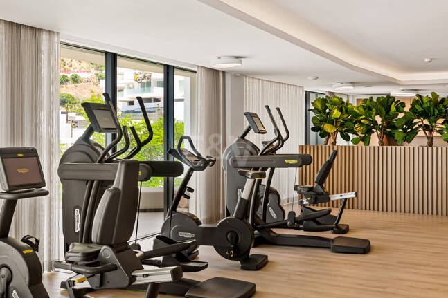 Elegante ático dúplex en Palo Alto Marbella con vistas panorámicas
