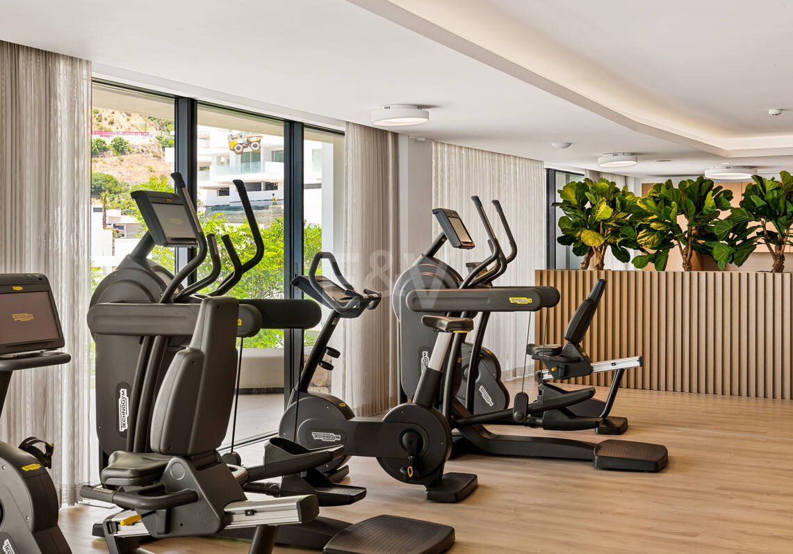 Elegante ático dúplex en Palo Alto Marbella con vistas panorámicas
