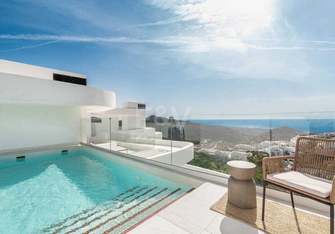 Elegante ático dúplex en Palo Alto Marbella con vistas panorámicas