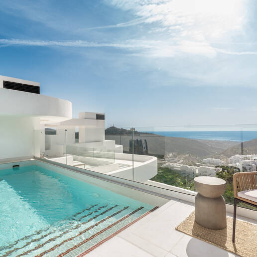 Elegante ático dúplex en Palo Alto Marbella con vistas panorámicas