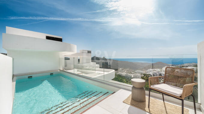 Elegante ático dúplex en Palo Alto Marbella con vistas panorámicas