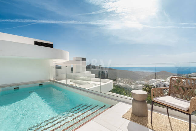 Elegante ático dúplex en Palo Alto Marbella con vistas panorámicas