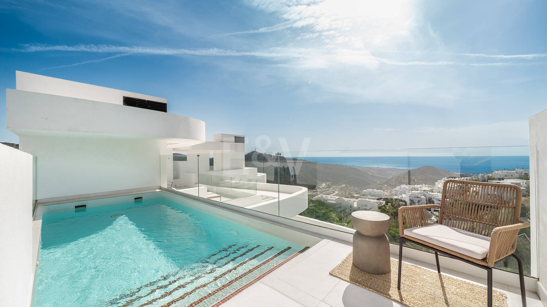 Elegante ático dúplex en Palo Alto Marbella con vistas panorámicas