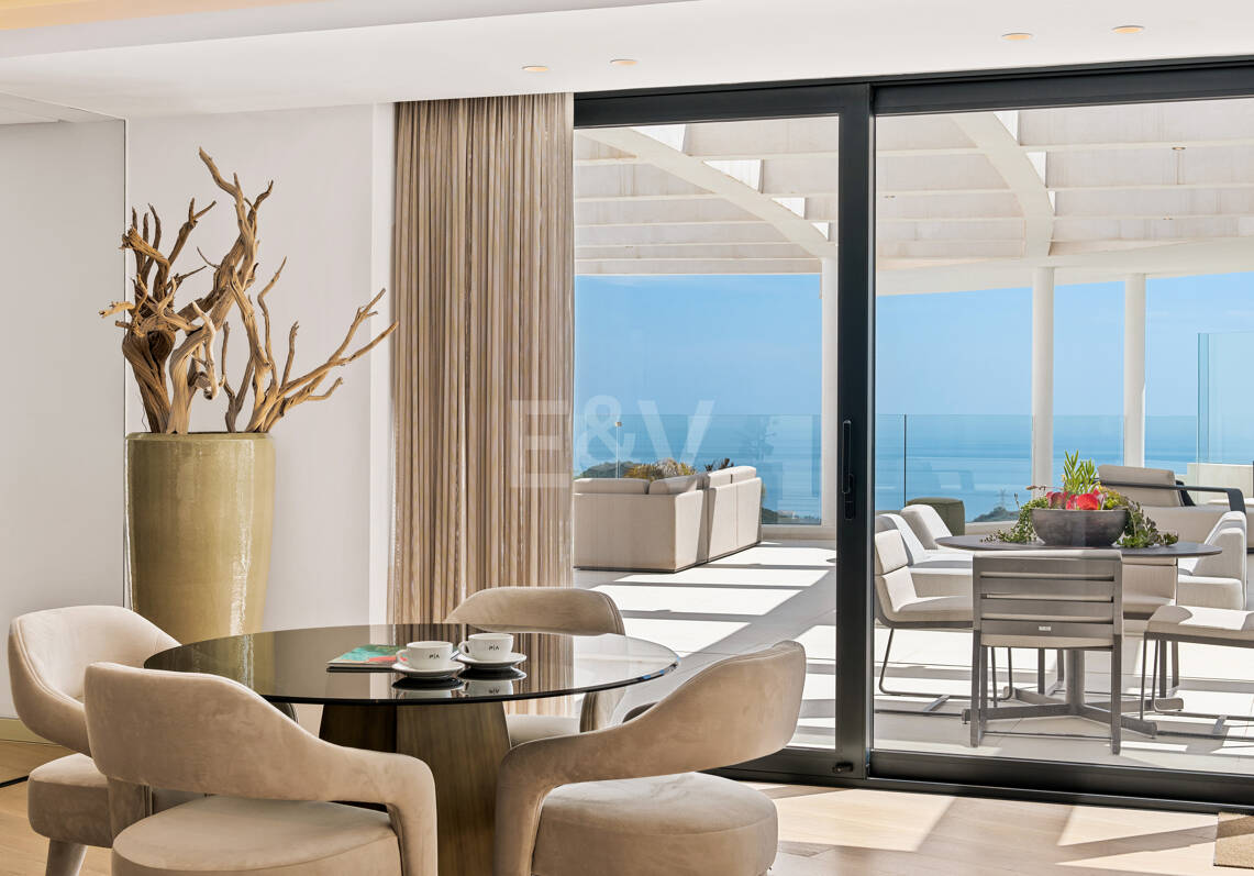 Elegante ático dúplex en Palo Alto Marbella con vistas panorámicas