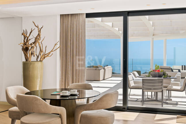 Elegante ático dúplex en Palo Alto Marbella con vistas panorámicas