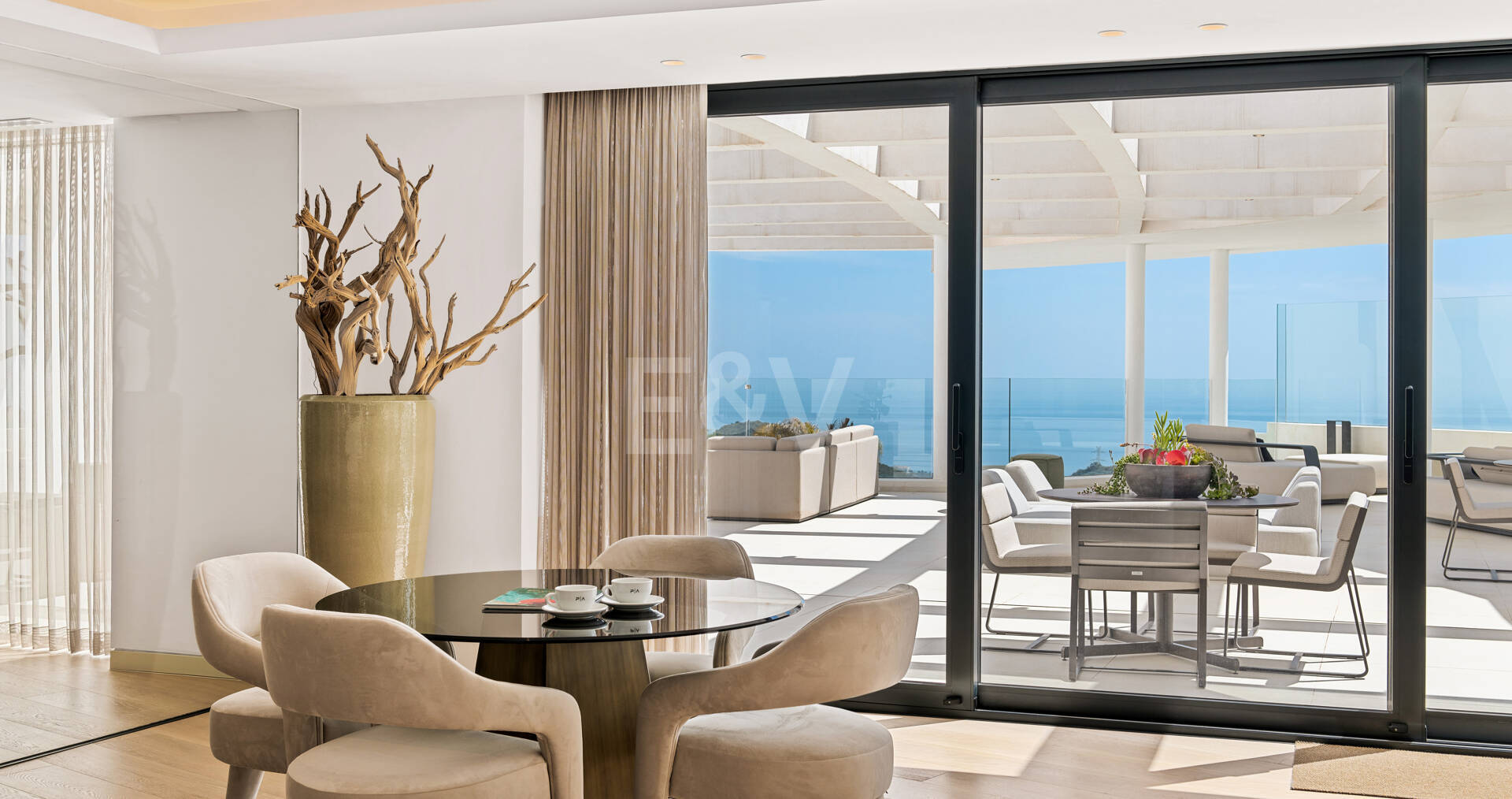 Elegante ático dúplex en Palo Alto Marbella con vistas panorámicas