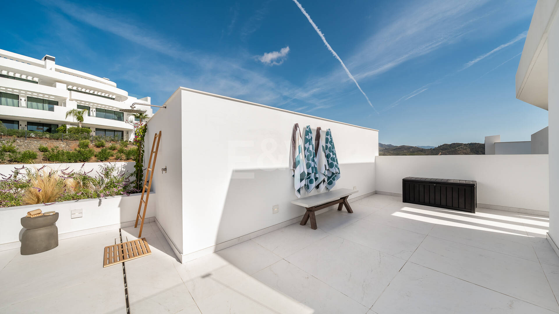 Elegante ático dúplex en Palo Alto Marbella con vistas panorámicas