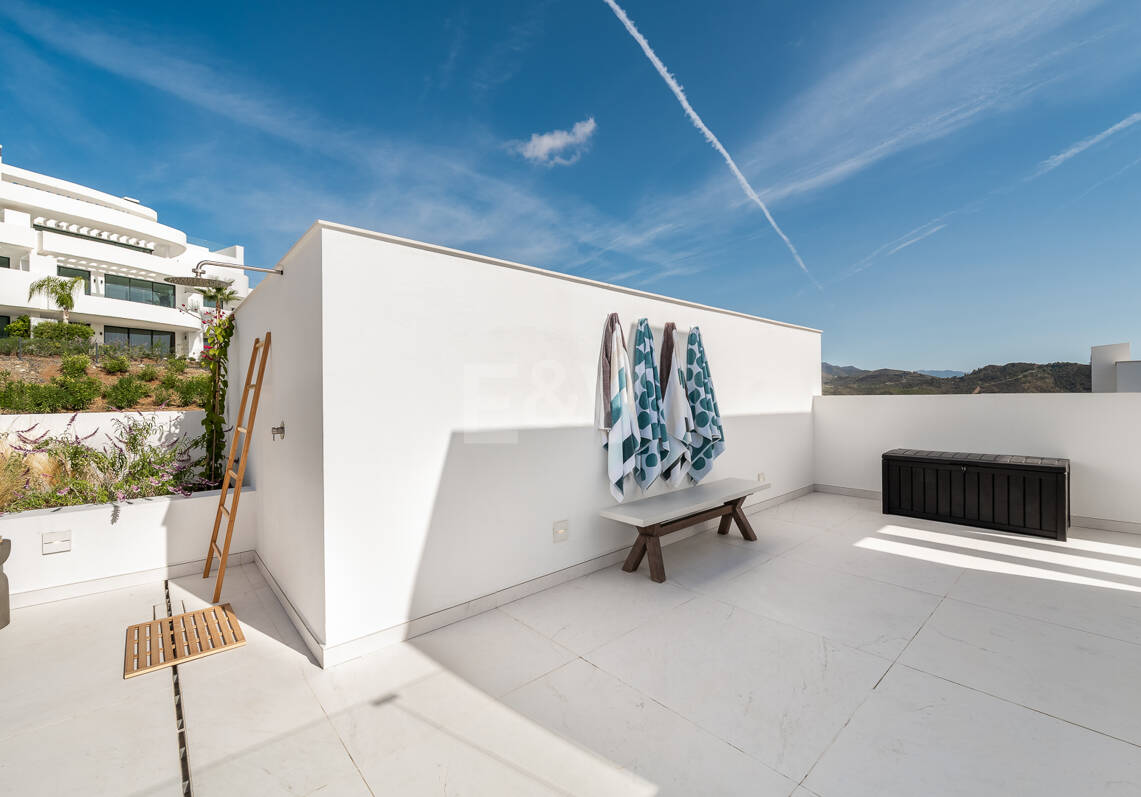 Elegante ático dúplex en Palo Alto Marbella con vistas panorámicas