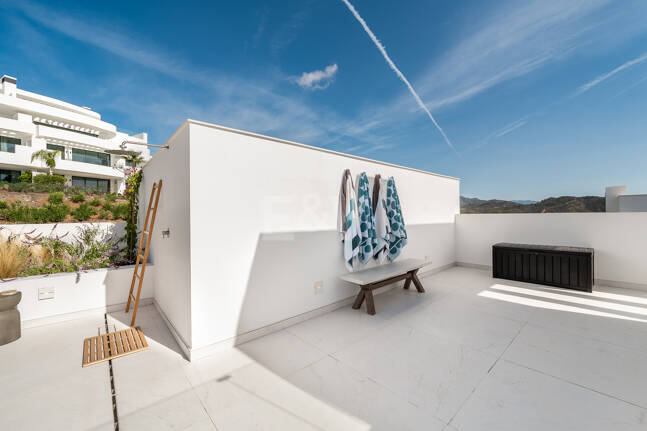 Elegante ático dúplex en Palo Alto Marbella con vistas panorámicas