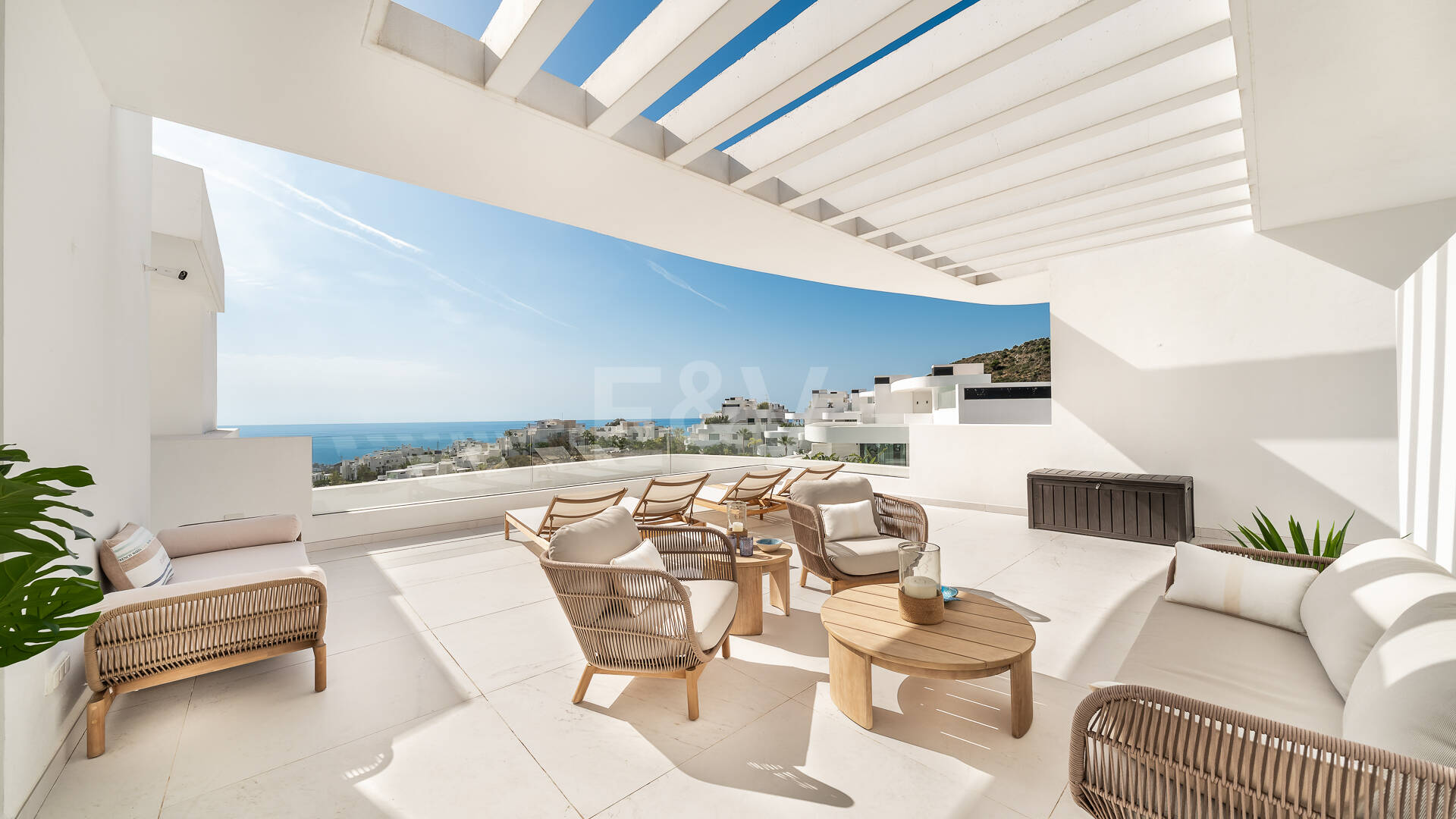 Elegante ático dúplex en Palo Alto Marbella con vistas panorámicas