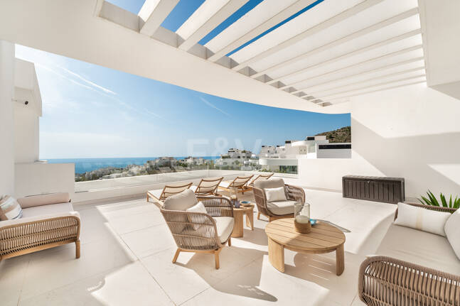 Elegante ático dúplex en Palo Alto Marbella con vistas panorámicas