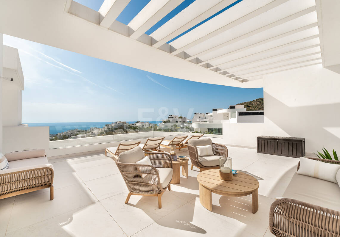 Elegante ático dúplex en Palo Alto Marbella con vistas panorámicas