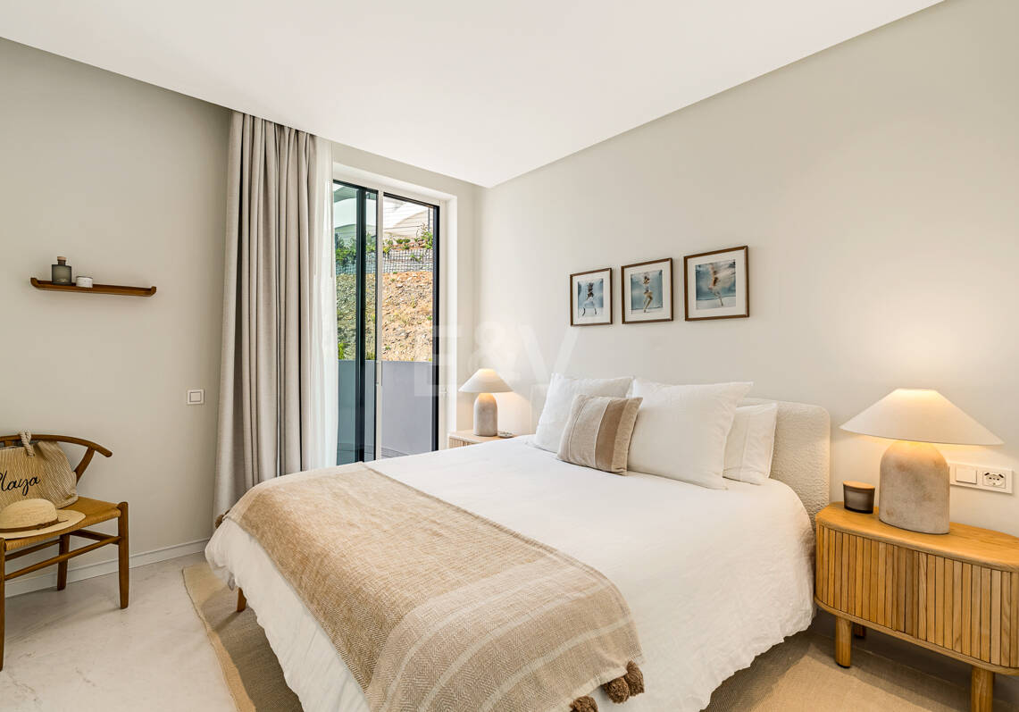 Elegante ático dúplex en Palo Alto Marbella con vistas panorámicas