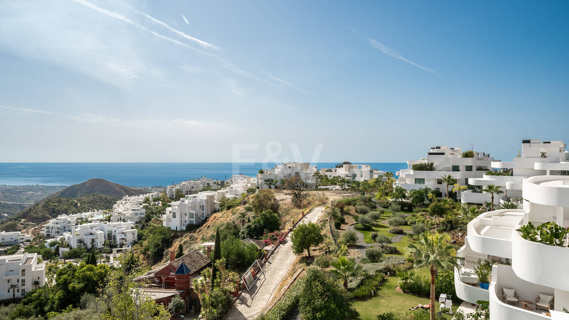 Elegante ático dúplex en Palo Alto Marbella con vistas panorámicas